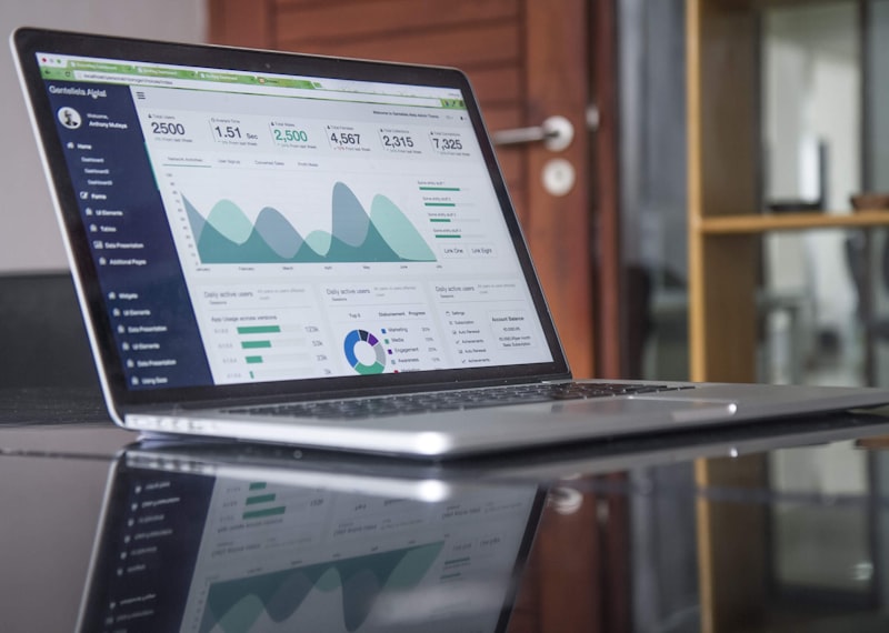 Pantalla de computadora mostrando gráficas de análisis de datos y estadísticas de rendimiento digital
