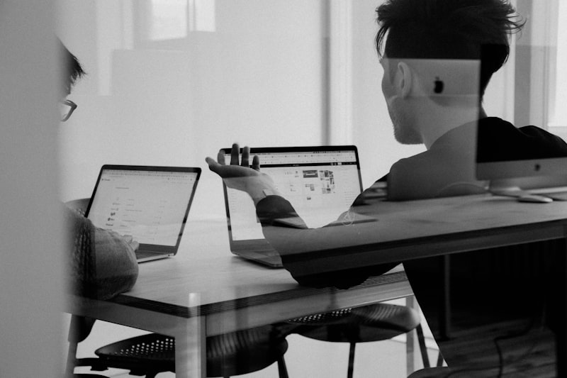 Sesión de trabajo colaborativo en una startup