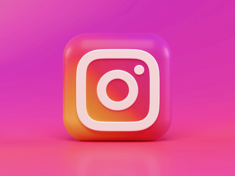 Teléfono móvil con aplicaciones de redes sociales en pantalla