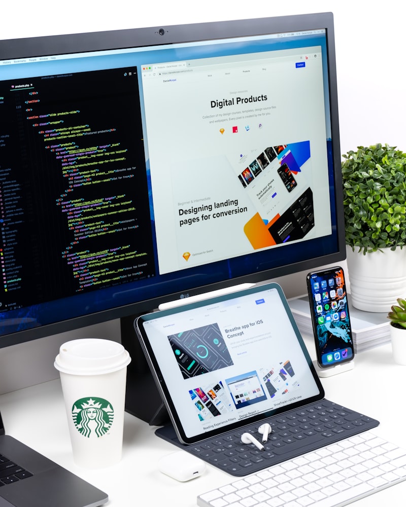 Espacio de trabajo de un desarrollador web con múltiples pantallas y código en ejecución